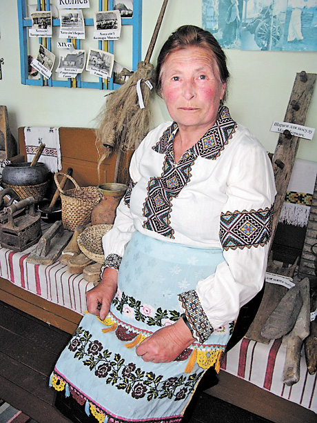 Кожного предмету, який є в музеї, торкнулися руки Ганни Чемери. Серед експонатів — і її вишивка «Україночка». Фото автора